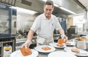 Peter Mathys am arbeiten in der Küche vom Gasthof Teufelsschlucht